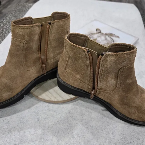 🐢 Clarks Airabell Zip Dark Khaki Suede Side Zip Boots.  Size 7.5  Like New