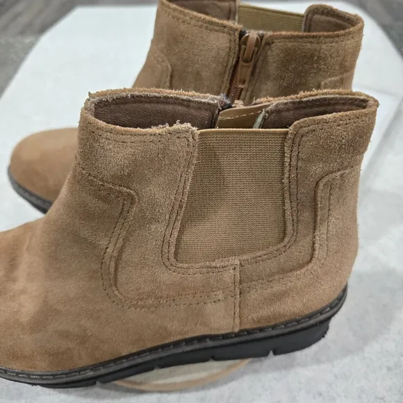 🐢 Clarks Airabell Zip Dark Khaki Suede Side Zip Boots.  Size 7.5  Like New