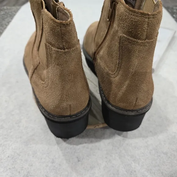 🐢 Clarks Airabell Zip Dark Khaki Suede Side Zip Boots.  Size 7.5  Like New