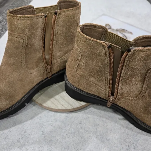 🐢 Clarks Airabell Zip Dark Khaki Suede Side Zip Boots.  Size 7.5  Like New
