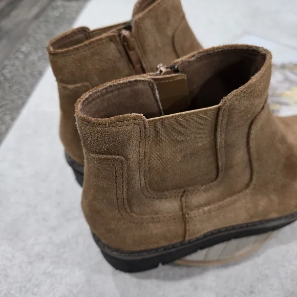 🐢 Clarks Airabell Zip Dark Khaki Suede Side Zip Boots.  Size 7.5  Like New