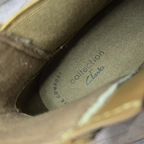 🐢 Clarks Airabell Zip Dark Khaki Suede Side Zip Boots.  Size 7.5  Like New