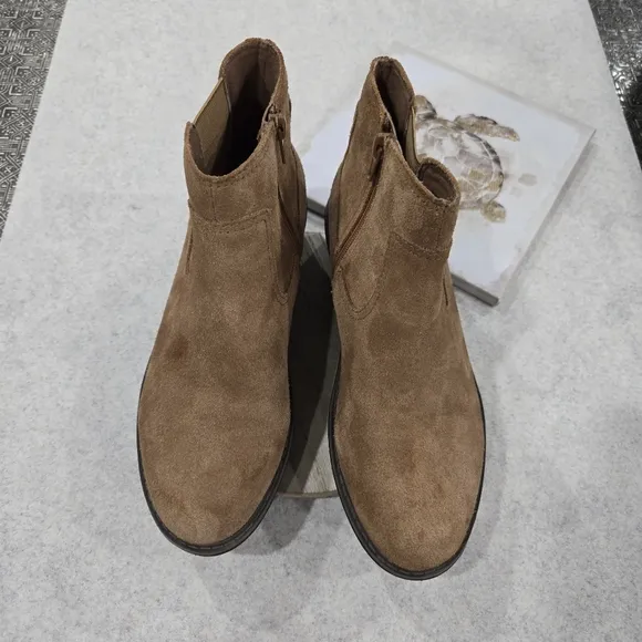 🐢 Clarks Airabell Zip Dark Khaki Suede Side Zip Boots.  Size 7.5  Like New