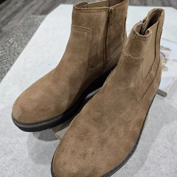 🐢 Clarks Airabell Zip Dark Khaki Suede Side Zip Boots.  Size 7.5  Like New