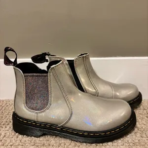 🦄 Dr Martens Silver Holographic Chelsea Boots - kids size 3