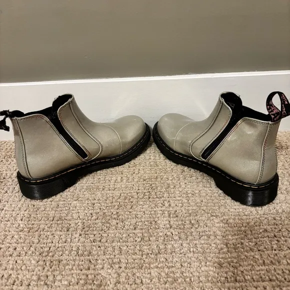 🦄 Dr Martens Silver Holographic Chelsea Boots - kids size 3