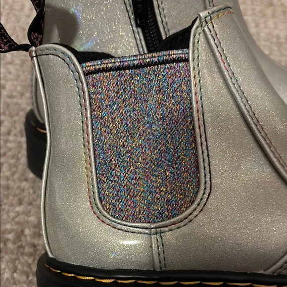 🦄 Dr Martens Silver Holographic Chelsea Boots - kids size 3