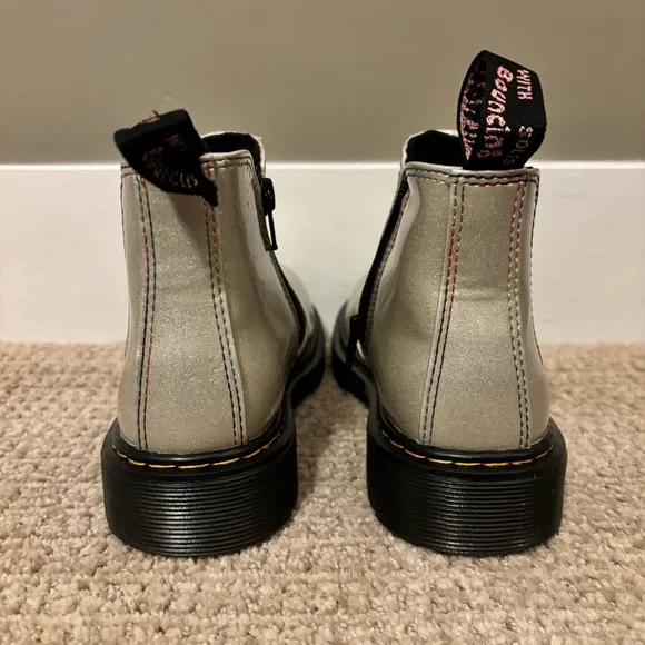 🦄 Dr Martens Silver Holographic Chelsea Boots - kids size 3