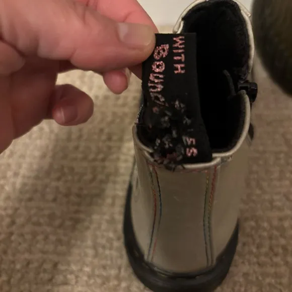 🦄 Dr Martens Silver Holographic Chelsea Boots - kids size 3