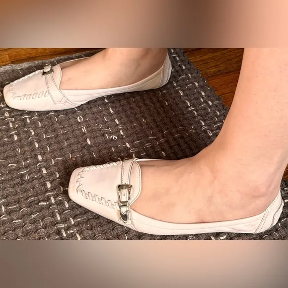 30. Ladies Tod’s Vintage White Leather Buckle Distressed Driving Shoe