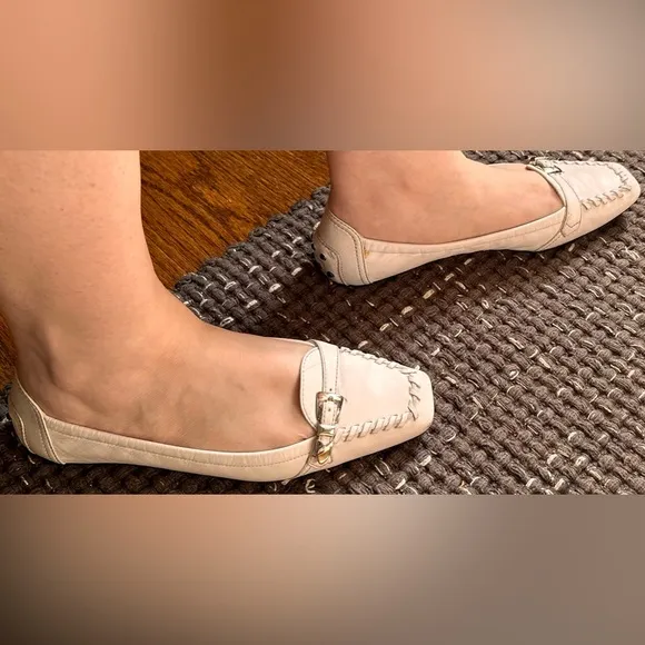 30. Ladies Tod’s Vintage White Leather Buckle Distressed Driving Shoe