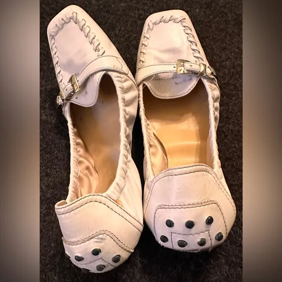 30. Ladies Tod’s Vintage White Leather Buckle Distressed Driving Shoe