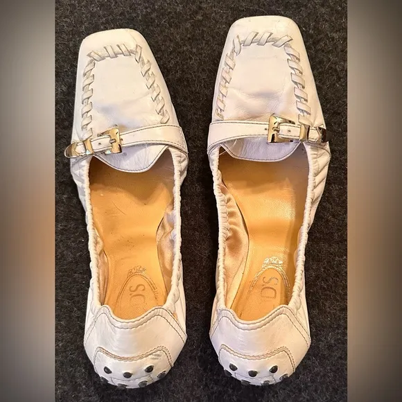 30. Ladies Tod’s Vintage White Leather Buckle Distressed Driving Shoe