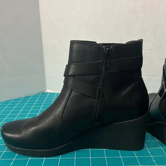 Abeo Geranium Black Leather Side Zip Wedge Ankle Boot Size 9 1/2.