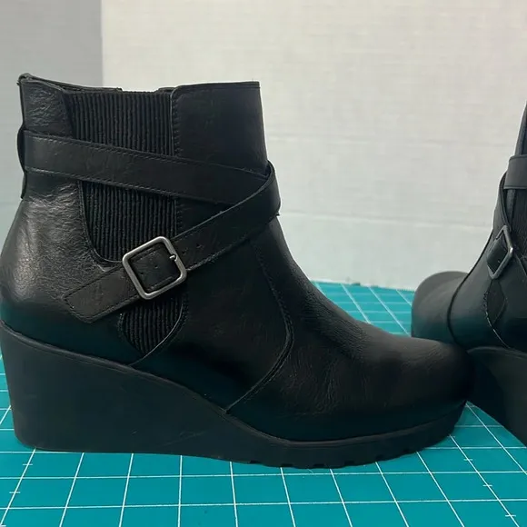 Abeo Geranium Black Leather Side Zip Wedge Ankle Boot Size 9 1/2.