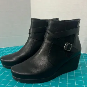Abeo Geranium Black Leather Side Zip Wedge Ankle Boot Size 9 1/2.