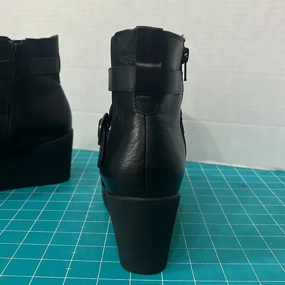 Abeo Geranium Black Leather Side Zip Wedge Ankle Boot Size 9 1/2.