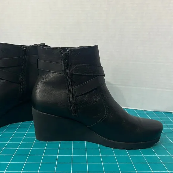 Abeo Geranium Black Leather Side Zip Wedge Ankle Boot Size 9 1/2.