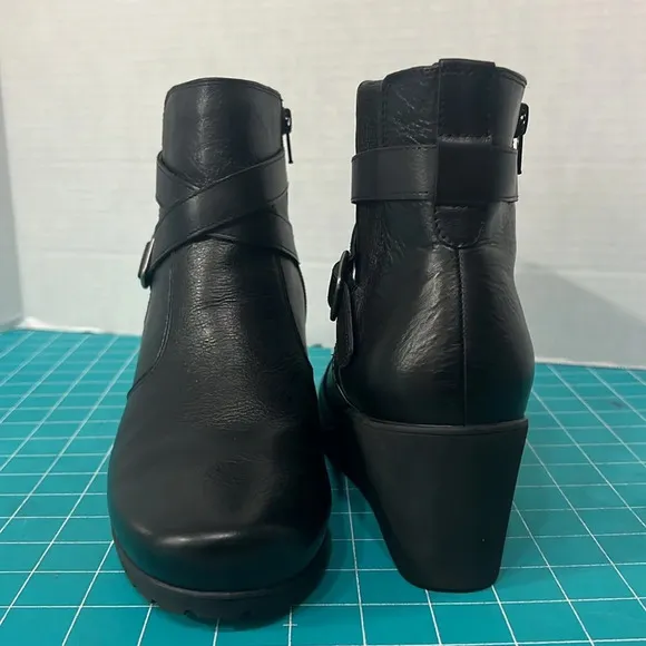 Abeo Geranium Black Leather Side Zip Wedge Ankle Boot Size 9 1/2.