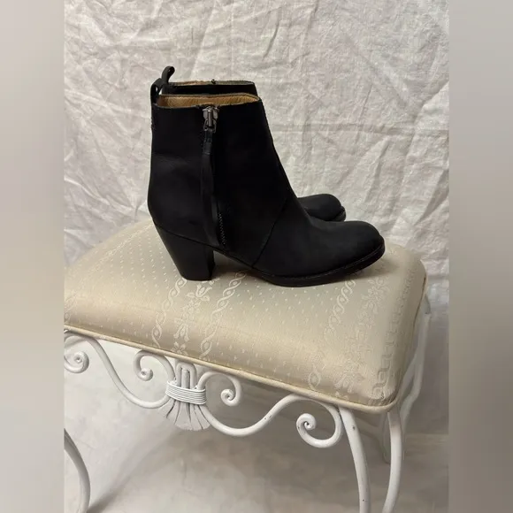 Acne Black Leather Side Zip Ankle Boots Size 41 Designer Classic Casual