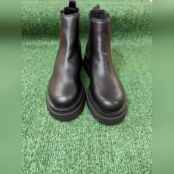 ALDO Stompd Black Leather‎ Chelsea Chunky Lug Sole Boots
