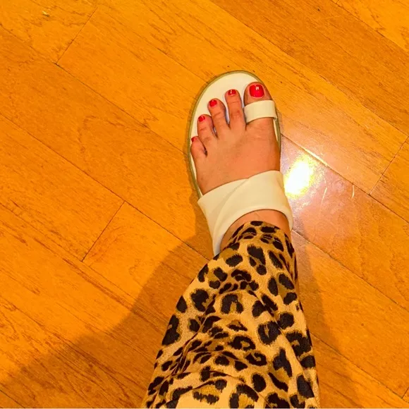All Black Woman’s White Leather Flat Toe Sandals Size 11