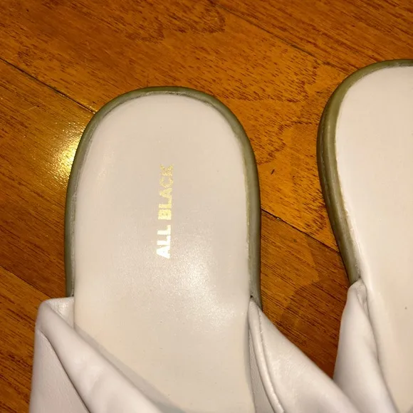 All Black Woman’s White Leather Flat Toe Sandals Size 11