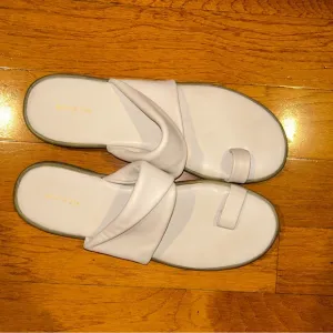 All Black Woman’s White Leather Flat Toe Sandals Size 11