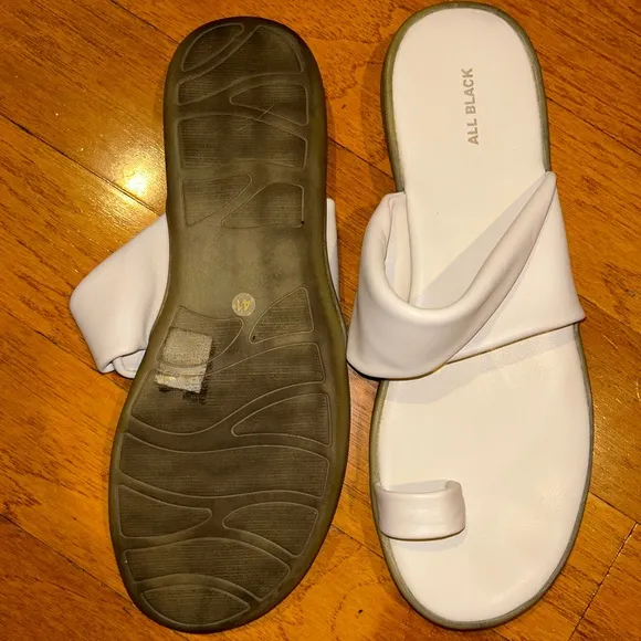All Black Woman’s White Leather Flat Toe Sandals Size 11