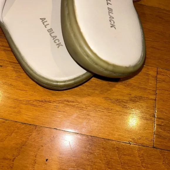 All Black Woman’s White Leather Flat Toe Sandals Size 11