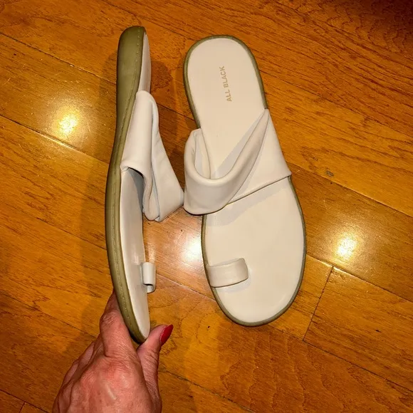 All Black Woman’s White Leather Flat Toe Sandals Size 11