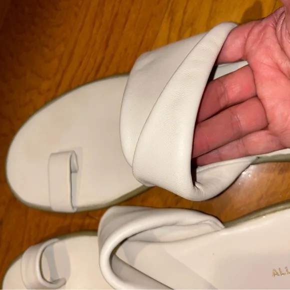All Black Woman’s White Leather Flat Toe Sandals Size 11