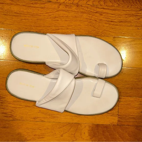 All Black Woman’s White Leather Flat Toe Sandals Size 11