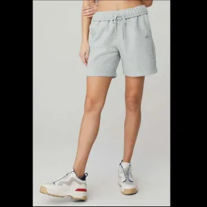 Alo Yoga Women's Accolade Sweat Short Athletic Heather Gray - size small NWOT