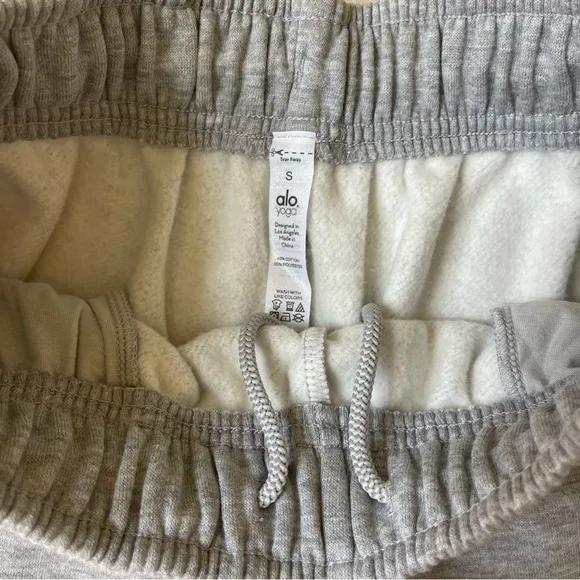 Alo Yoga Women's Accolade Sweat Short Athletic Heather Gray - size small NWOT