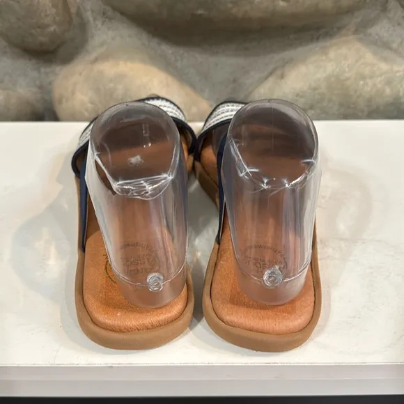 ANDRE ASSOUS Beverly Featherweights Dual-Strap Sandal