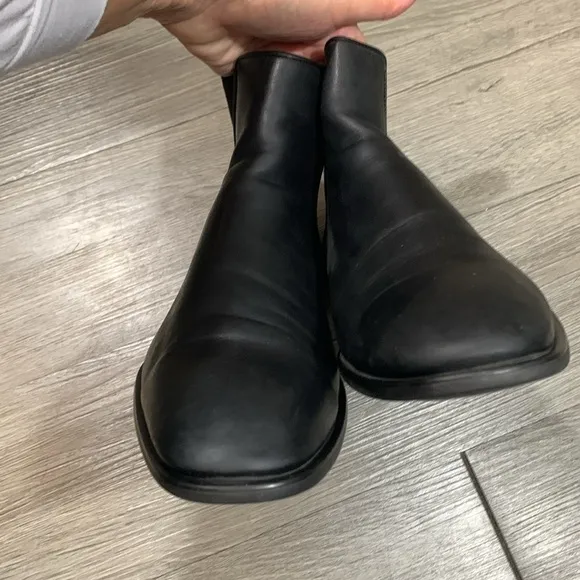 Aquatalia Adrian Black Leather Weatherproof Round Toe Chelsea Ankle Boots size 9