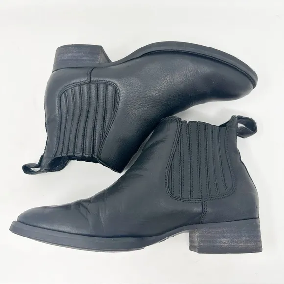 Ariat Chelsea Pull-On Leather Ankle Boots