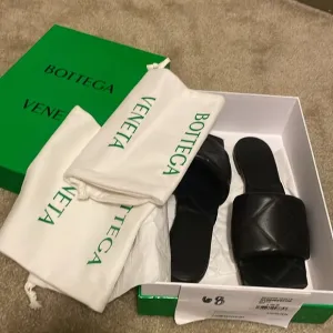 Authentic Bottega Veneta Lido slide