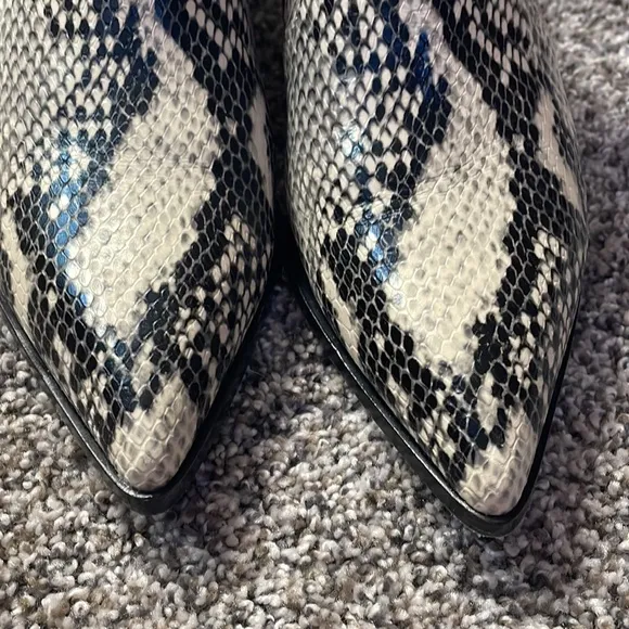 Authentic PAIGE snake leather embossed Chelsea boots sz 7 ankle booties