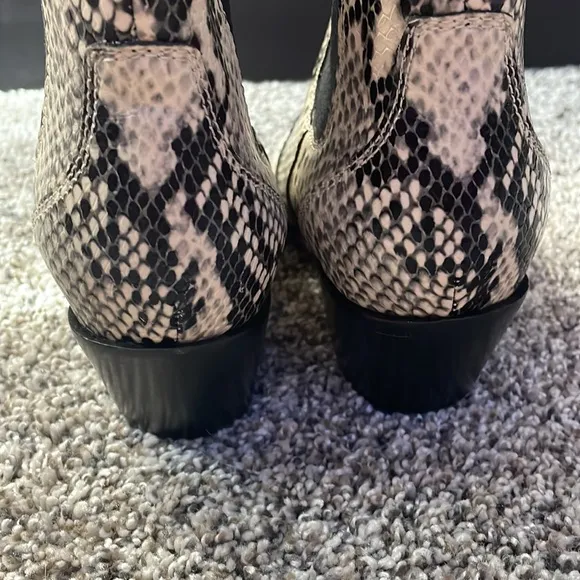 Authentic PAIGE snake leather embossed Chelsea boots sz 7 ankle booties