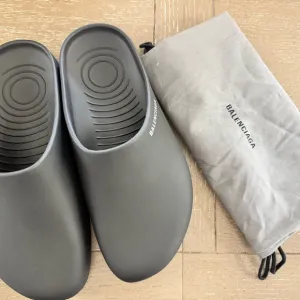 Balenciaga Closed Pool Men’s Black Slides size 41/8