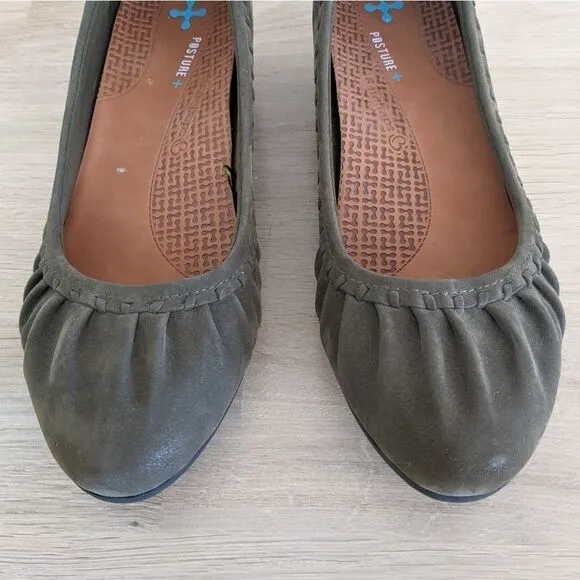 BareTraps Norma Green Faux Suede Wedge Flats 8