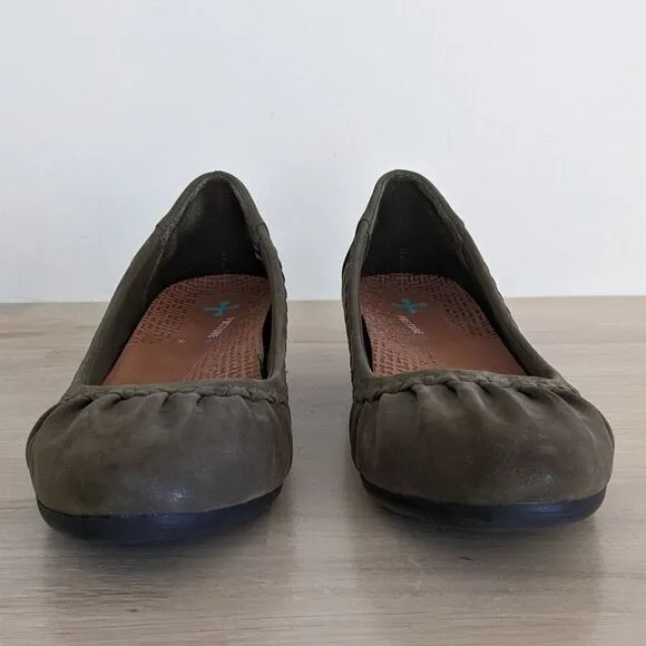BareTraps Norma Green Faux Suede Wedge Flats 8