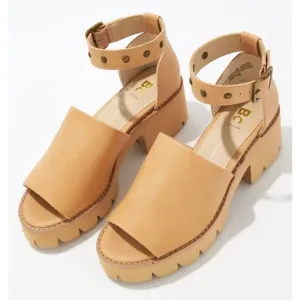 BC Footwear United Studs Tan Chunky Platform Sandals Size 7.5