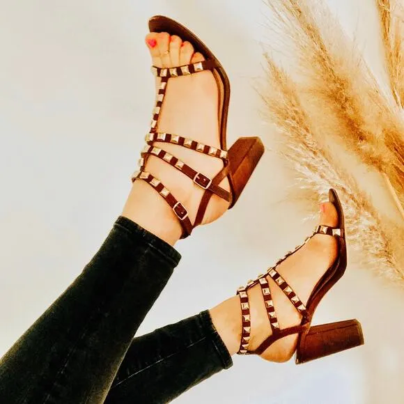 BCBG Brown Leather Gold Metal Studded T- Strap Strappy Sandals Chunky Heel 9