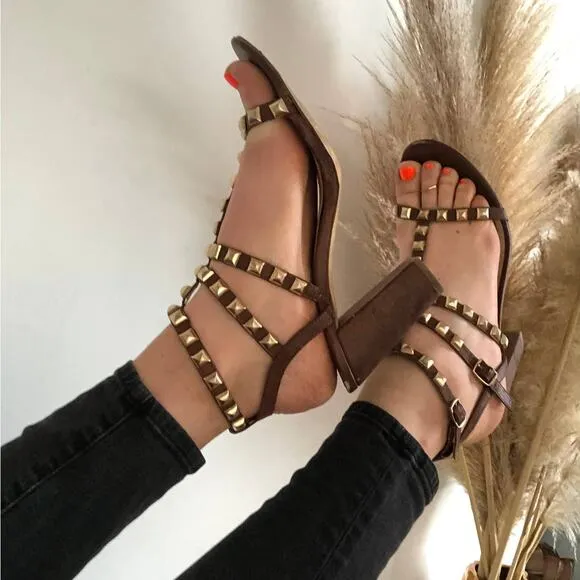 BCBG Brown Leather Gold Metal Studded T- Strap Strappy Sandals Chunky Heel 9