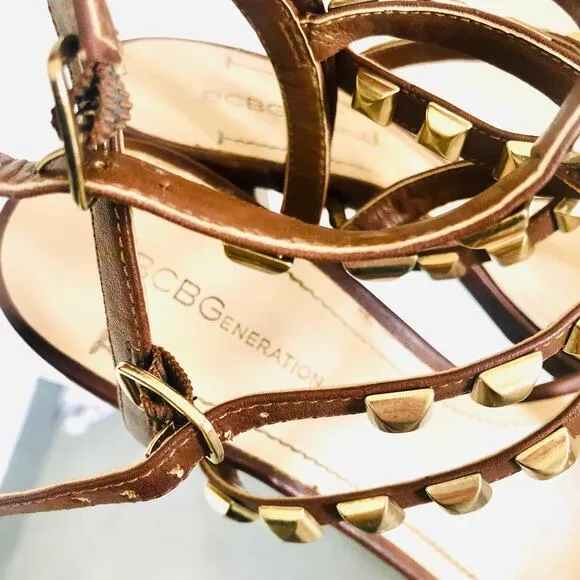 BCBG Brown Leather Gold Metal Studded T- Strap Strappy Sandals Chunky Heel 9