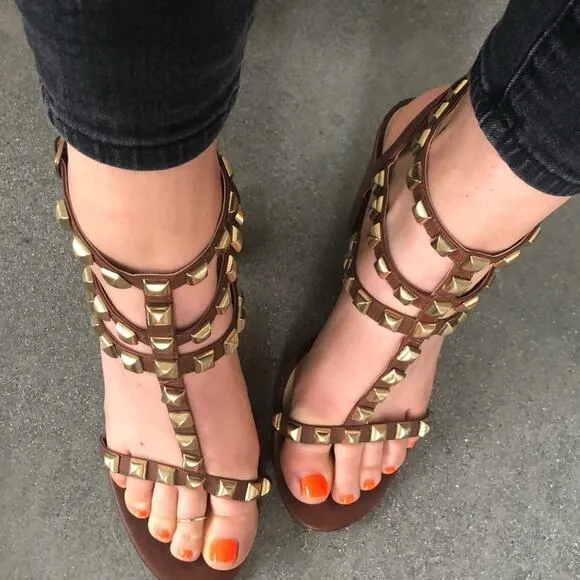BCBG Brown Leather Gold Metal Studded T- Strap Strappy Sandals Chunky Heel 9