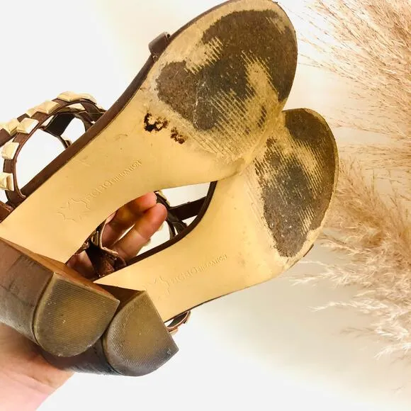BCBG Brown Leather Gold Metal Studded T- Strap Strappy Sandals Chunky Heel 9